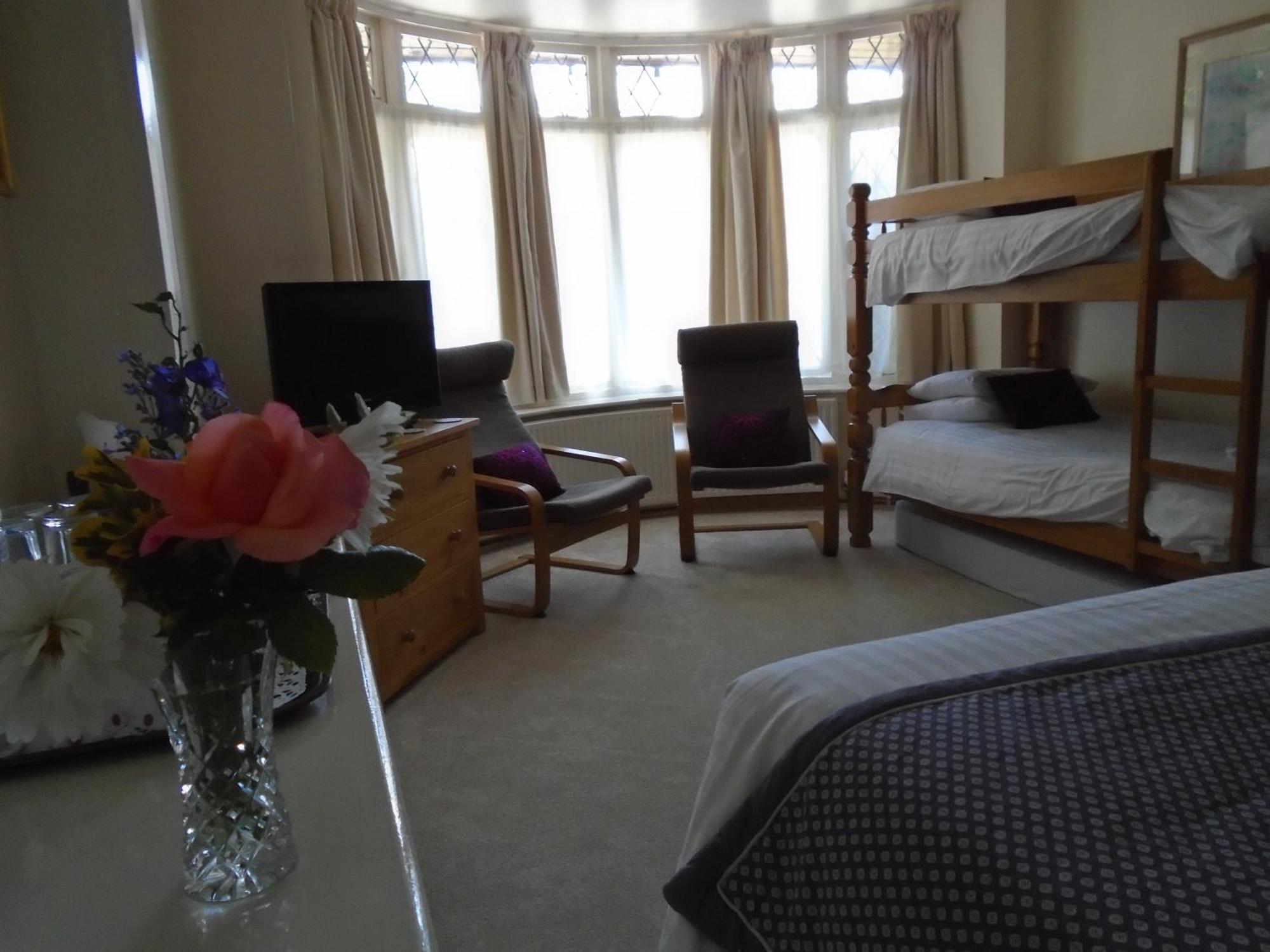 Trumbles Gatwick B&B Charlwood Phòng bức ảnh
