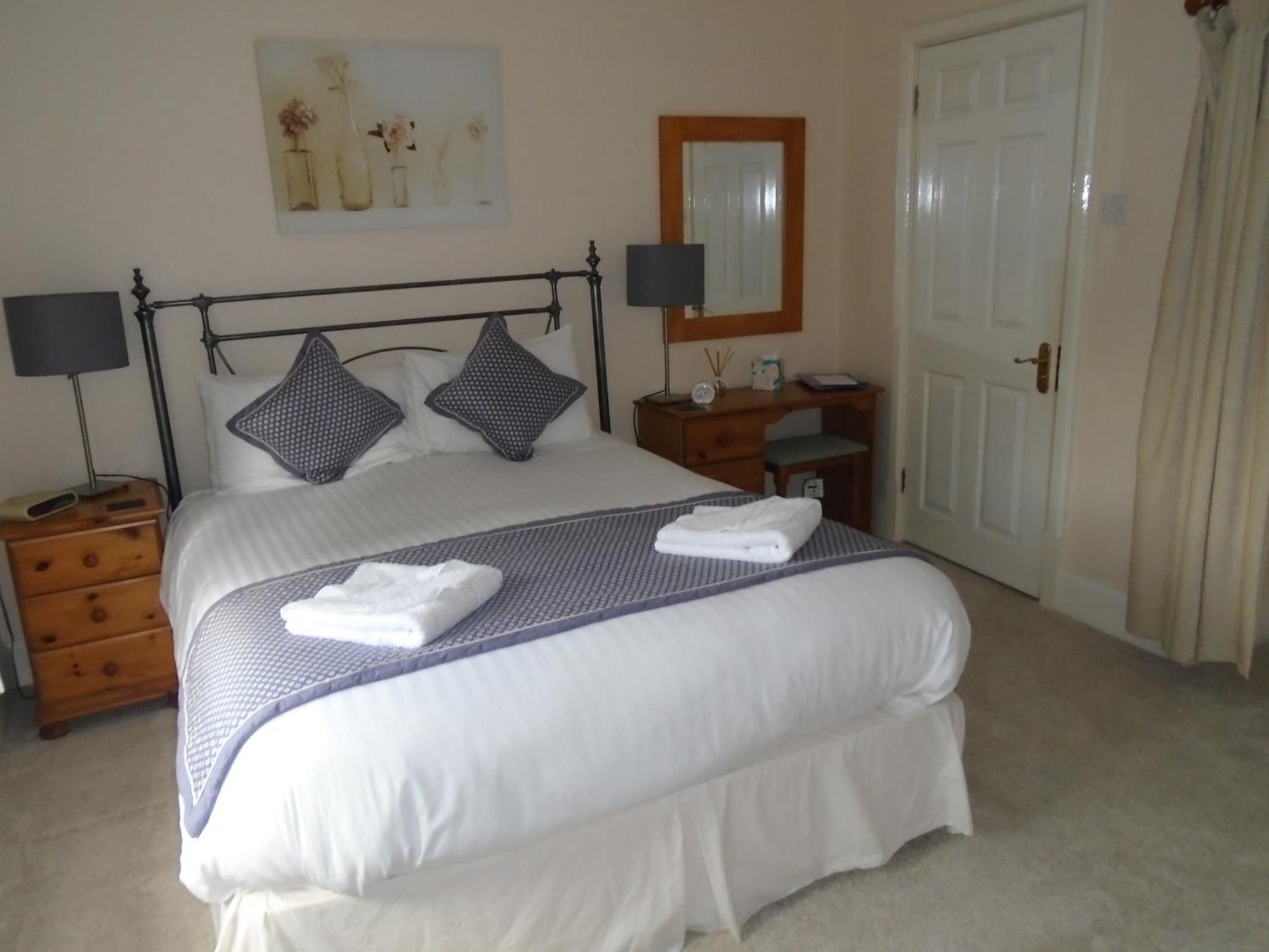 Trumbles Gatwick B&B Charlwood Phòng bức ảnh