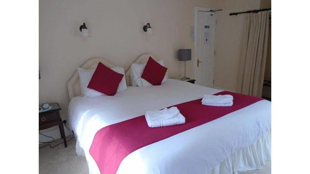 Trumbles Gatwick B&B Charlwood Ngoại thất bức ảnh