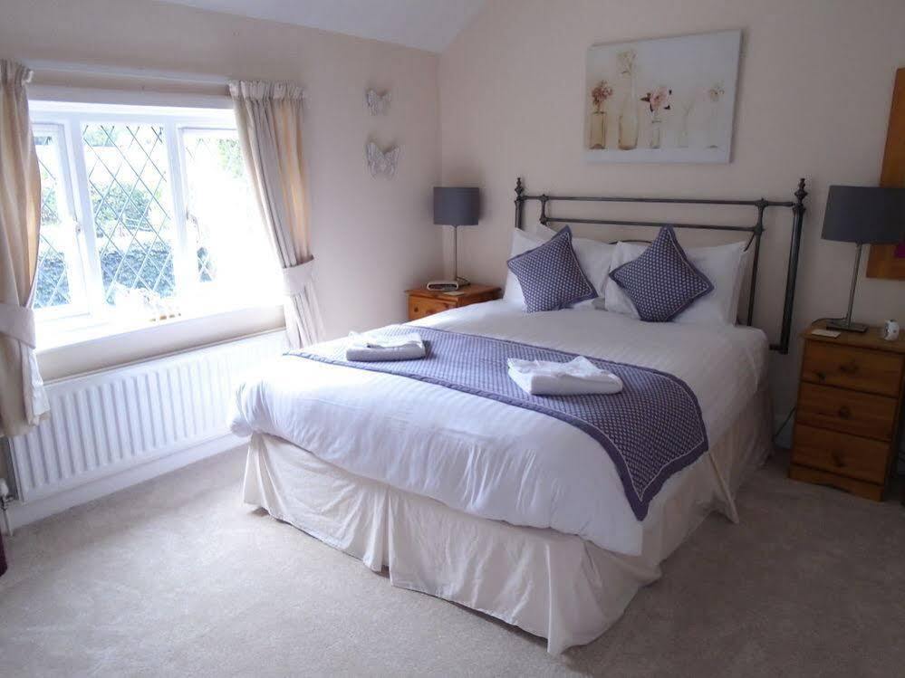 Trumbles Gatwick B&B Charlwood Ngoại thất bức ảnh